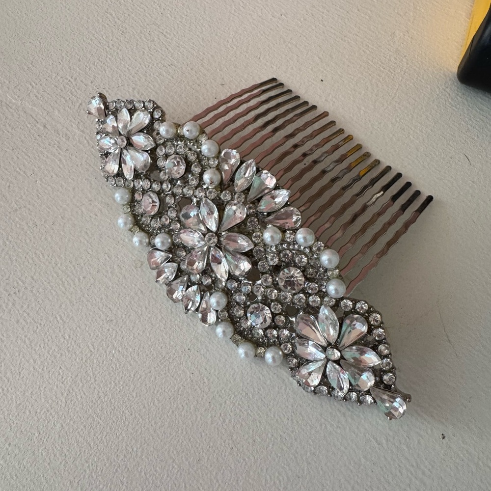 Elegant Crystal and Pearl Hair Comb